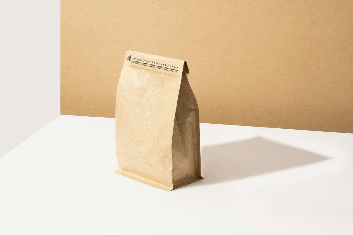 Una bolsa de café de papel kraft, sin etiquetar